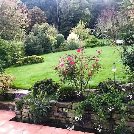 Ein Zuhause Mit Schonem Garten *