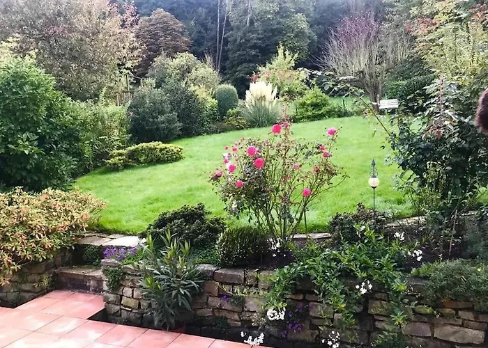 Ein Zuhause Mit Schonem Garten *